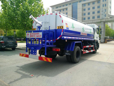 城市清道夫 灑水車的多元角色與環(huán)保使命